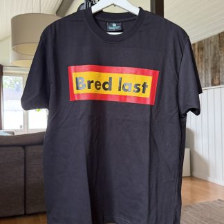 Svart t-skjorte med “Bred last”-print i signalrød og varm gul.