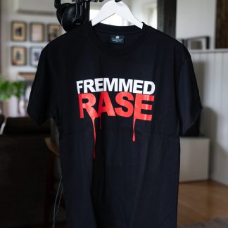 Svart t-skjorte med klassisk Fremmed Rase-print i hvitt og rødt.
