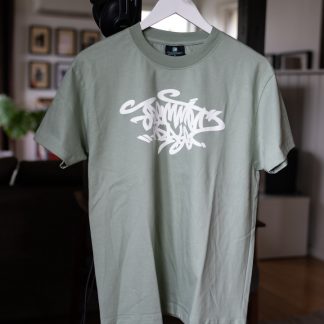 T-skjorte i dempet salviegrønn med hvitt print.