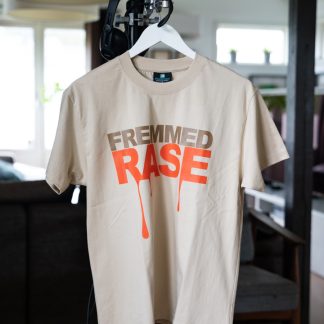 Sandfarget t-skjorte med Fremmed Rase-logo print i mørk brun og varm rødoransje.
