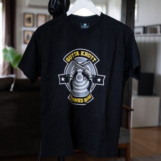 Svart t-skjorte med “Gutta Krutt”-motiv i offwhite, støvet gul, kullgrå og militærgrå toner.