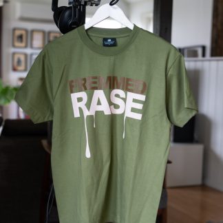 Støvet salviegrønn t-skjorte med Fremmed Rase-logo print i varm beige og mørk brun.