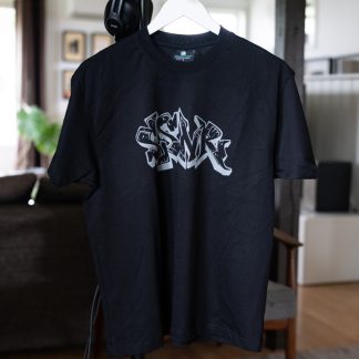 Svart t-skjorte med SSNR-graffiti i kald lysgrå tone.